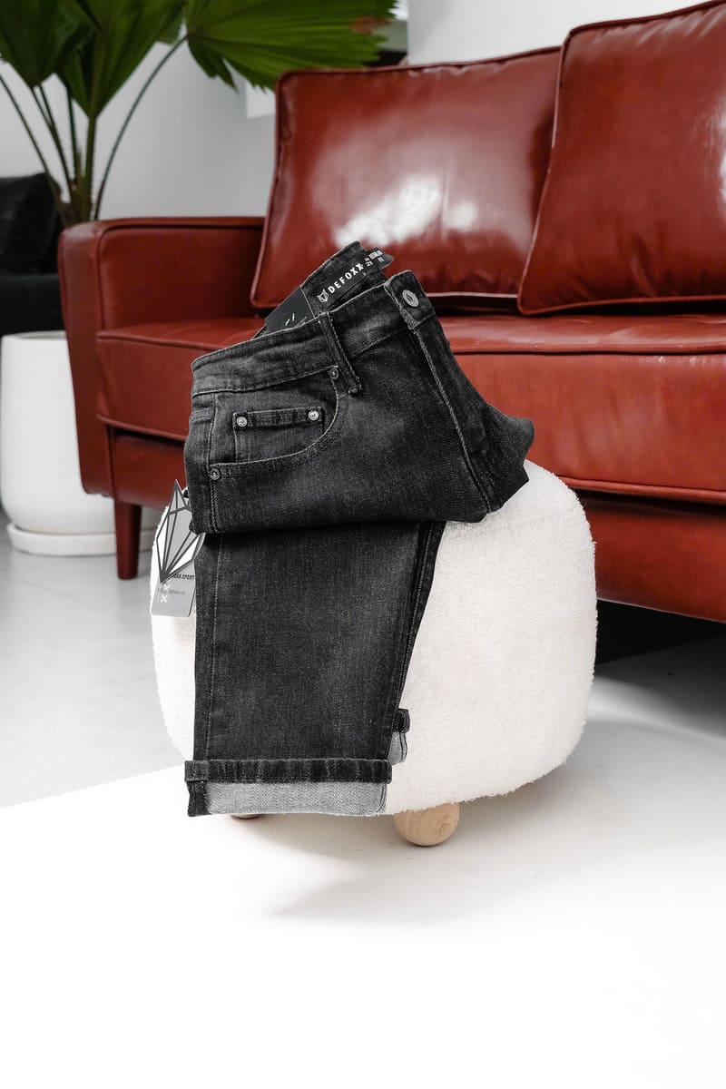 Quần jean Defoxx đen gặt 250526 là mẫu quần denim được thiết kế theo form regular fit