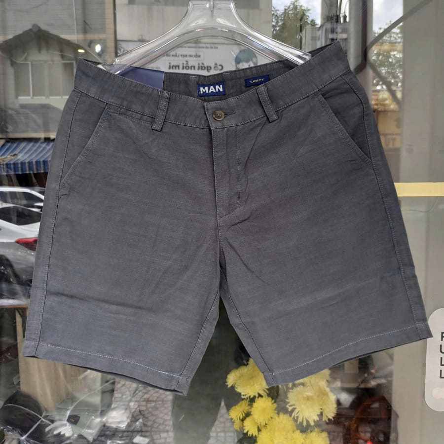 Quần short linen size 34 được thiết kế dáng suông, chiều dài trên gối giúp gọn gàng mà vẫn giữ sự thoải mái